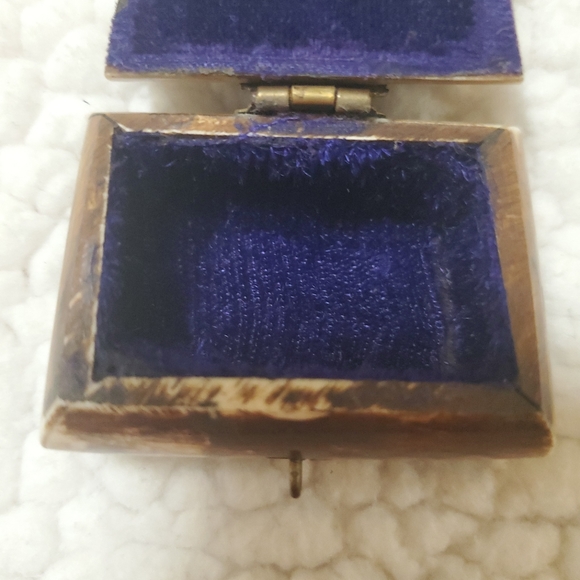 Vintage camel bone trinket box - Picture 7 of 8